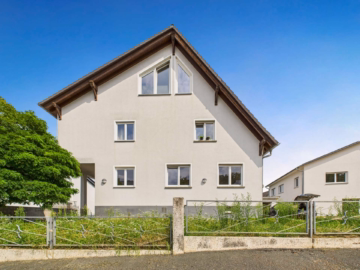 Panoramablick inklusive – Zweifamilienhaus mit Terrasse, Balkon und großem Grundstück in Bad Vilbel, 61118 Bad Vilbel, Zweifamilienhaus