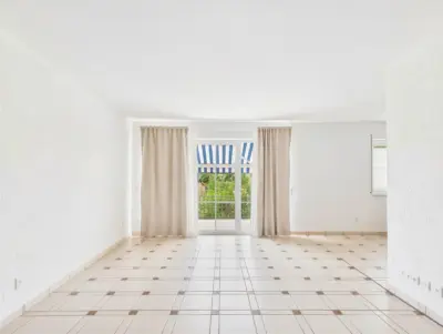 Ihre Wohlfühloase über zwei Etagen: Gepflegte Maisonettewohnung mit mehreren Balkonen in Friedberg, 61169 Friedberg (Hessen), Maisonette