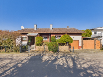 Wohnen auf einer Ebene: Bungalow mit großem Garten und viel Gestaltungspotenzial in Florstadt-Staden, 61197 Florstadt, Einfamilienhaus
