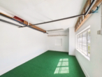 Garage - Wohnen ohne Kompromisse – besonderes Zweifamilienhaus in Florstadt mit privater Gartenoase