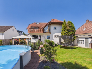 Wohnen ohne Kompromisse – besonderes Zweifamilienhaus in Florstadt mit privater Gartenoase, 61197 Florstadt, Zweifamilienhaus