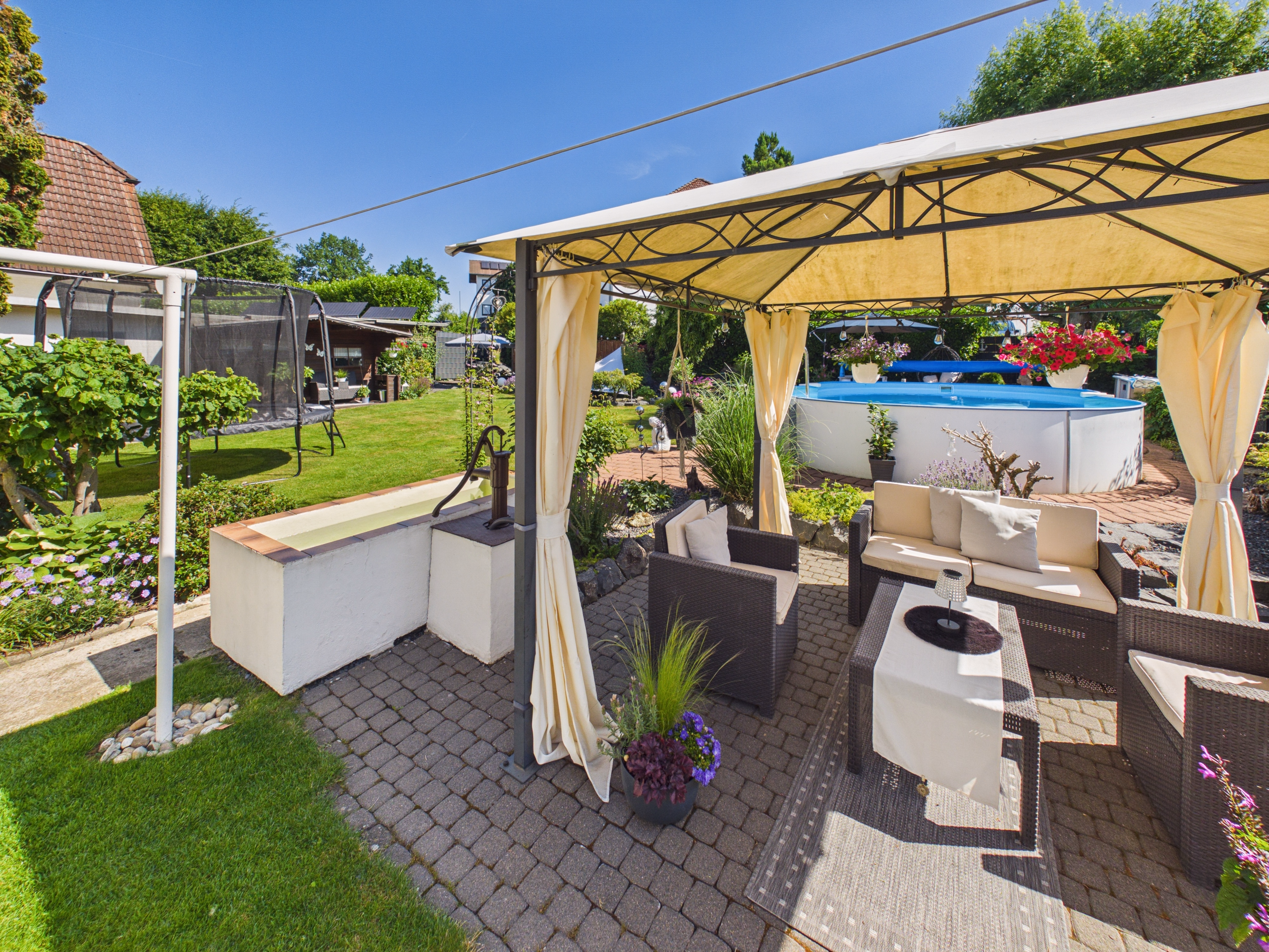 Garten_Blick auf Poolbereich