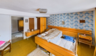 1.Schlafzimmer OG VH - – Zwei Häuser – Zwei Grundstücke – Wunderbares Wohnensemble in Florstadt-Stammheim