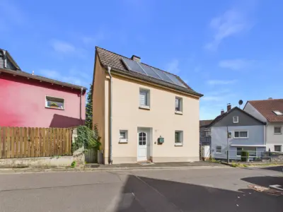 Fachwerkcharme trifft Wohnkomfort – Zuhause mit idyllischem Innenhof, 63667 Nidda, Einfamilienhaus