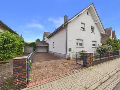 Doppelte Wohnfreude: Zwei Einfamilienhäuser mit Pool und Sauna als eine Einheit in Nidderau-OT, 61130 Nidderau, Haus