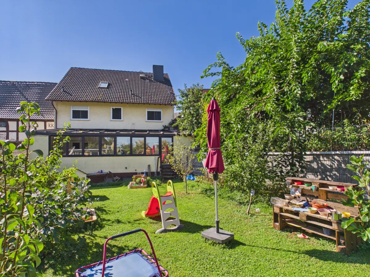 Außenansicht mit Garten