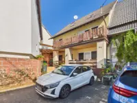 Hof mit Parkplatz
