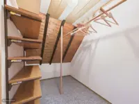 Begehbarer Kleiderschrank_Zimmer 2_DG_KI-genieriert