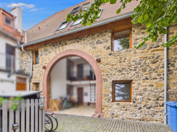 Außergewöhnliches Wohnen: Reihenhaus in umgebauter Scheune mit Seele in Stammheim, 61197 Florstadt, Reihenhaus